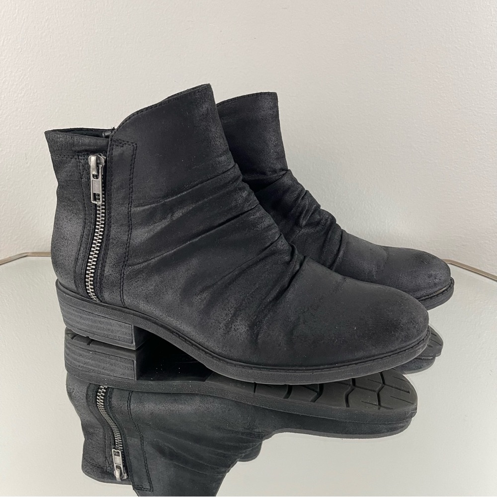 BARETRAPS Black Oiled Faux Leather Ruched Zipper Detail Yuno Ankle Booties - Picture 2 of 12